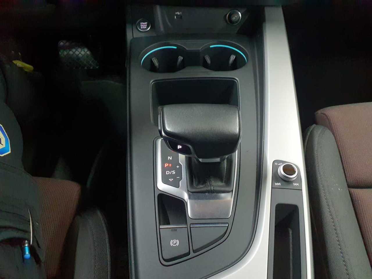 Audi A4 Avant 40 g-tron S tronic 10