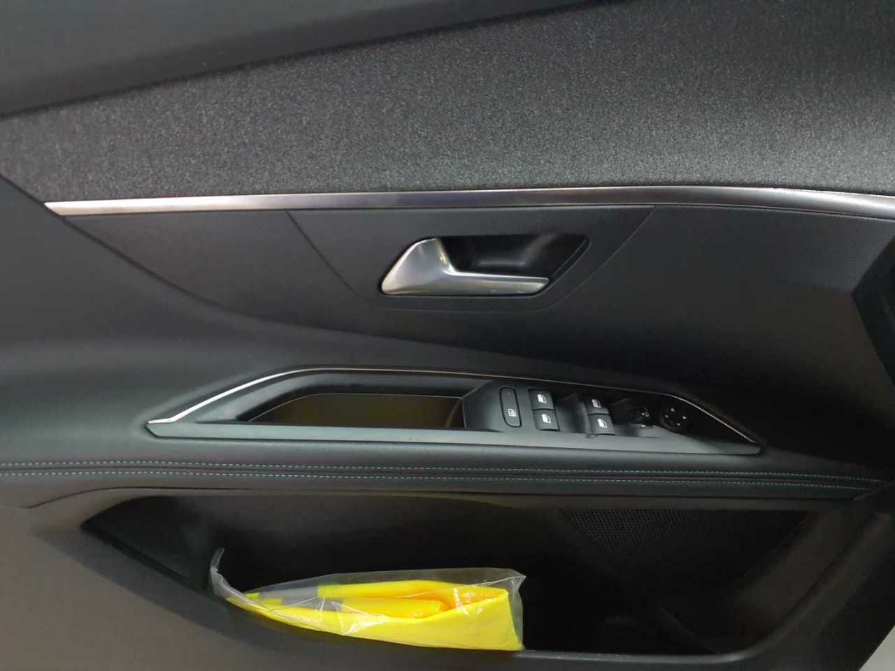 Peugeot 3008 PureTech 130 Stop & Start GPF Allure Pack 18