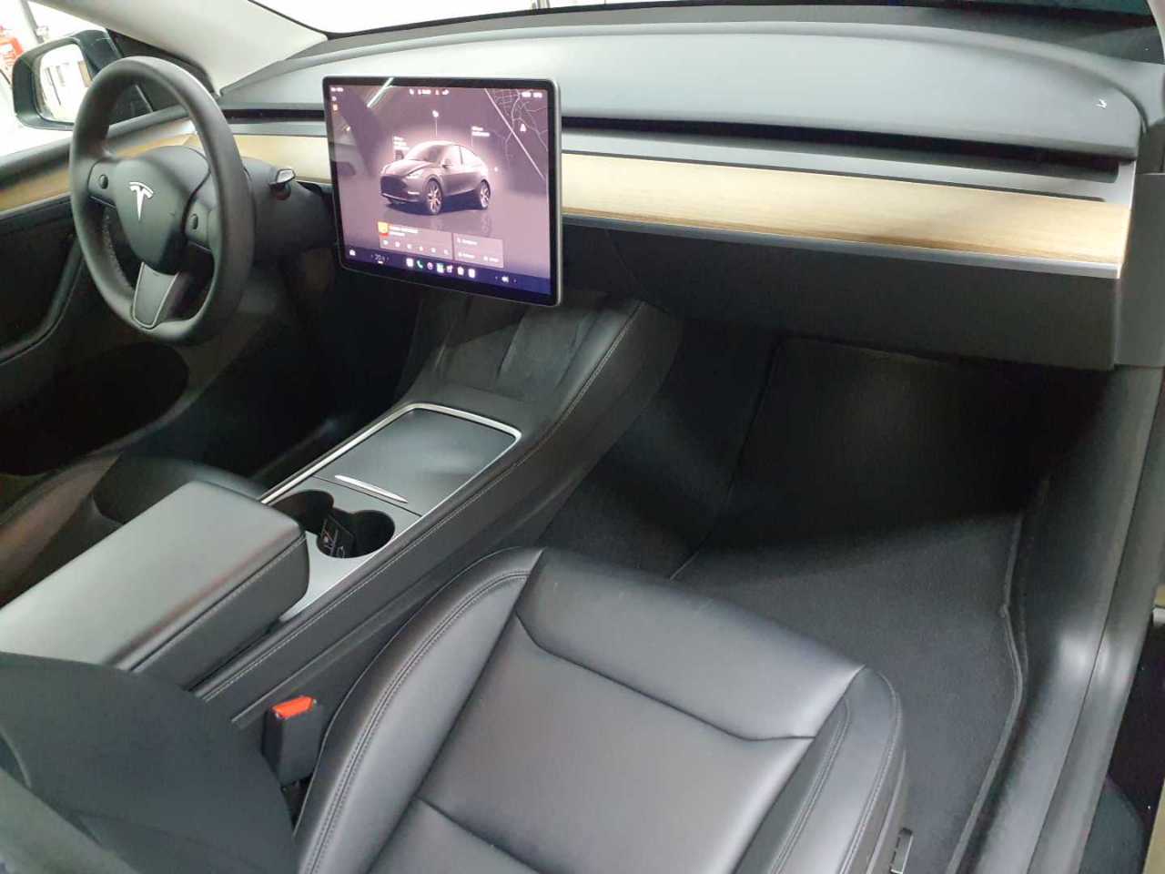 Tesla Model Y Performance Dual Motor AWD 9