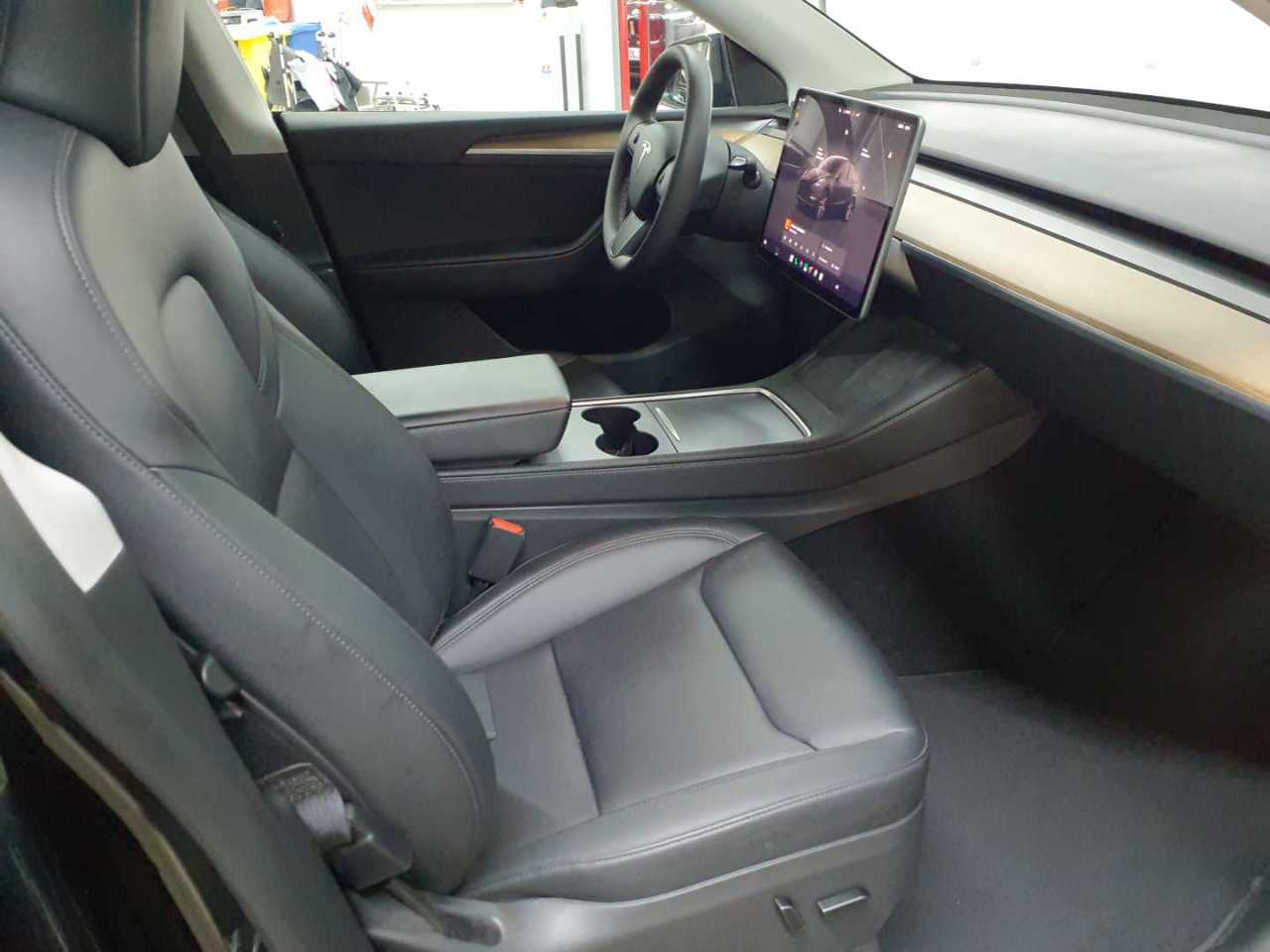 Tesla Model Y Performance Dual Motor AWD 8