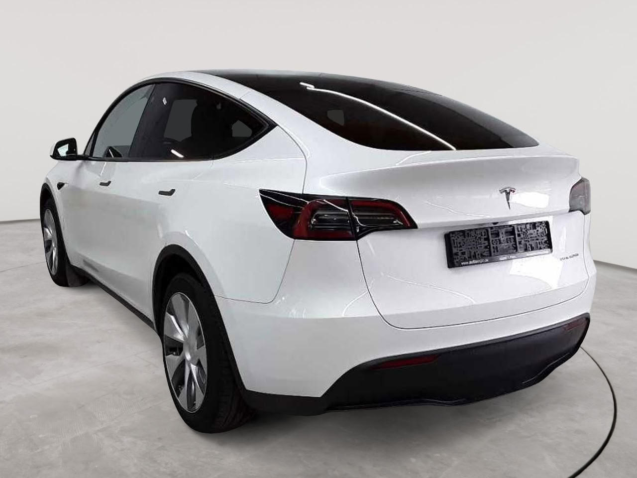 Tesla Model Y Long Range Dual Motor AWD 5