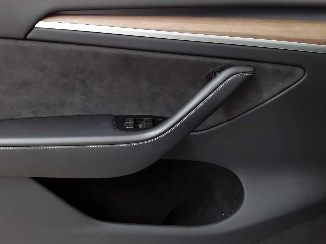Tesla Model Y Long Range Dual Motor AWD 18