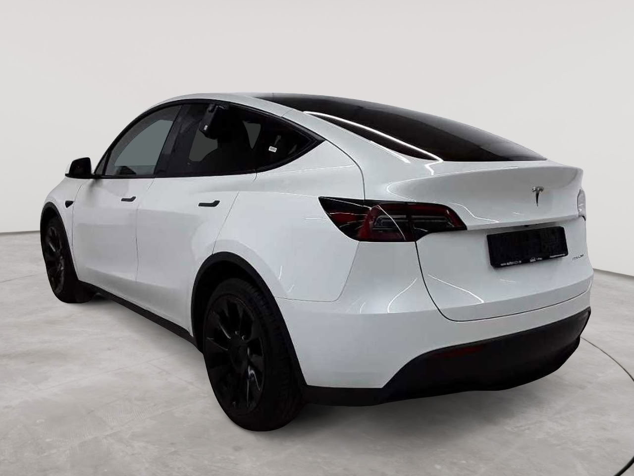 Tesla Model Y Long Range Dual Motor AWD 5