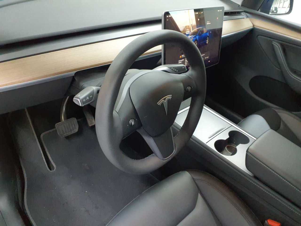 Tesla Model Y Long Range Dual Motor AWD 9