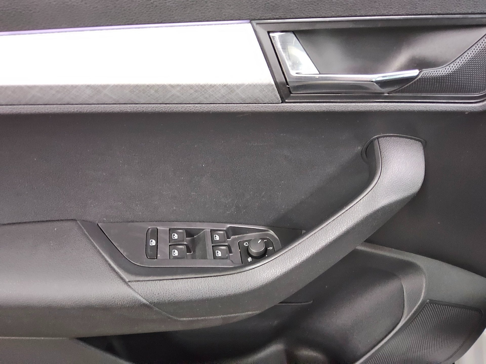 Skoda Karoq 2.0 TDI 4x4 Tour Navi LED vc Tempomat Shz 10
