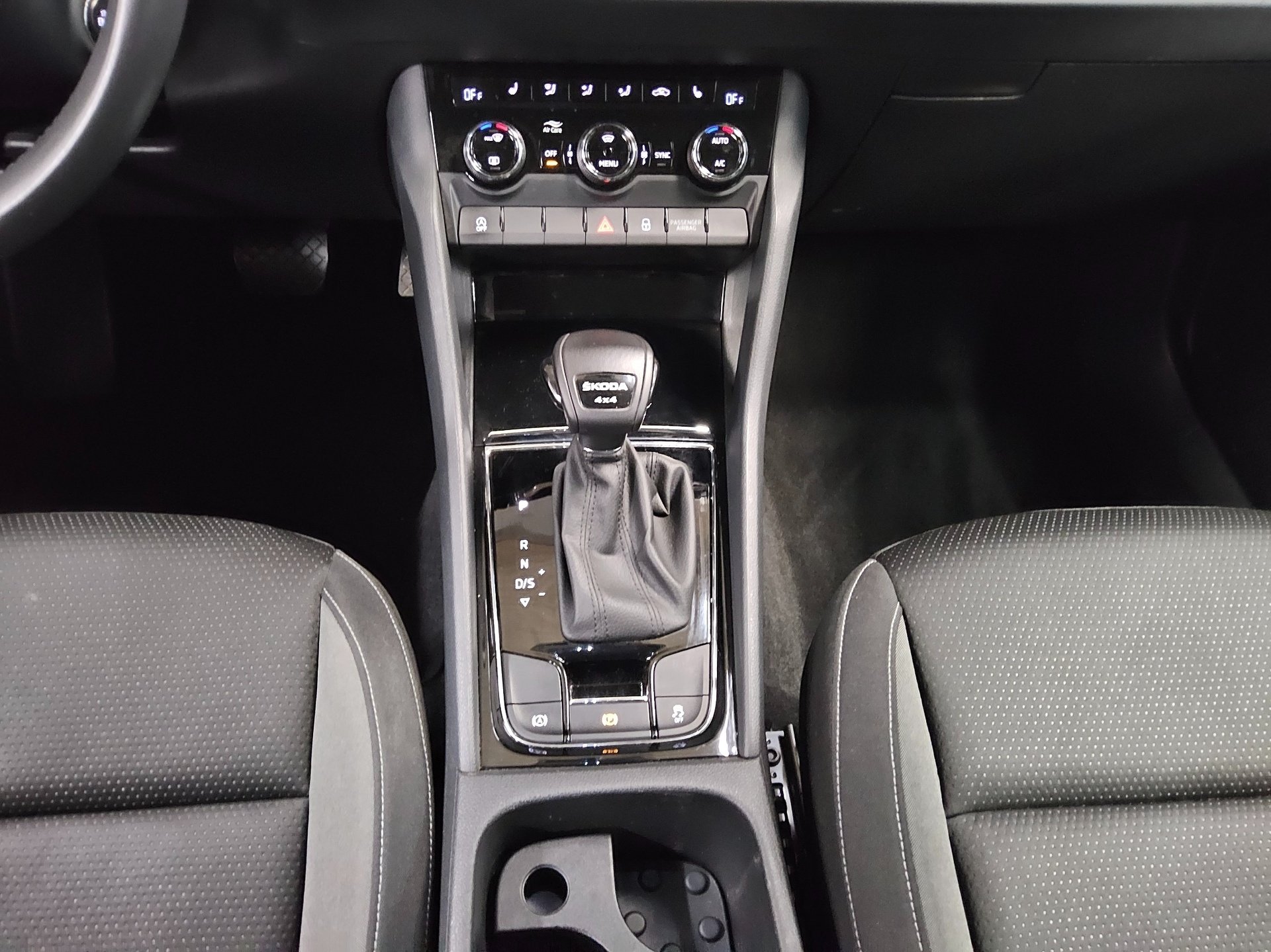 Skoda Karoq 2.0 TDI 4x4 Tour Navi LED vc Tempomat Shz 6