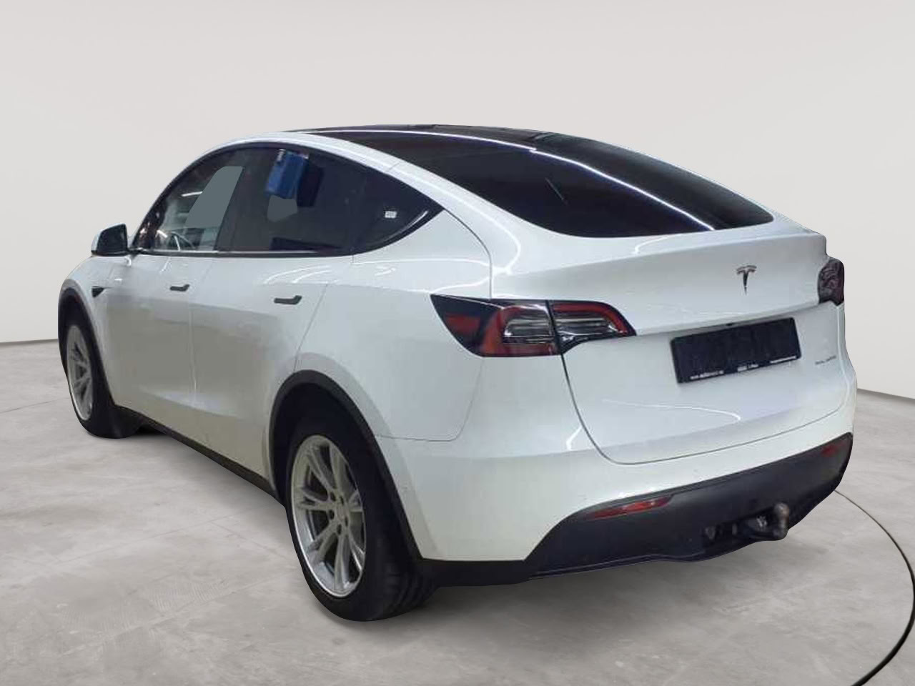 Tesla Model Y Long Range Dual Motor AWD 5