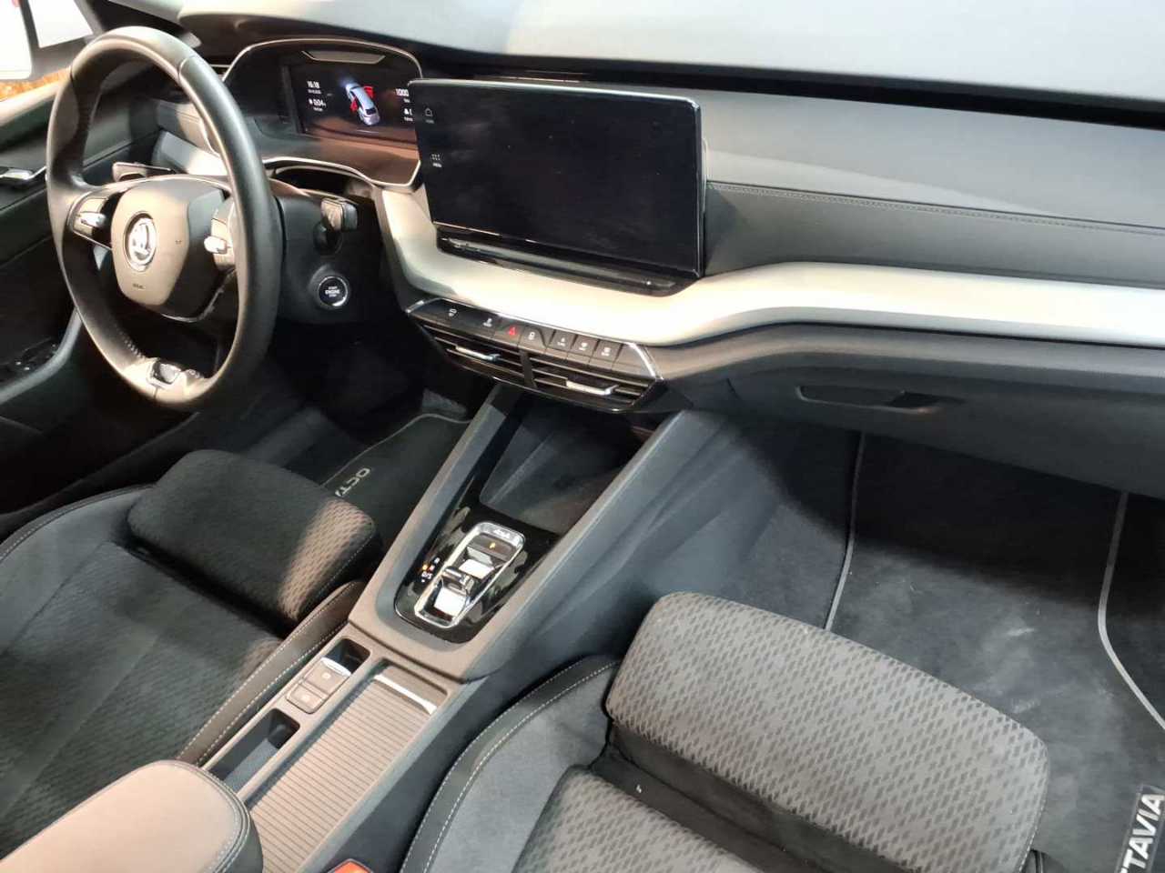 Skoda Octavia Combi 2.0 TDI DSG 4x4 Clever 9