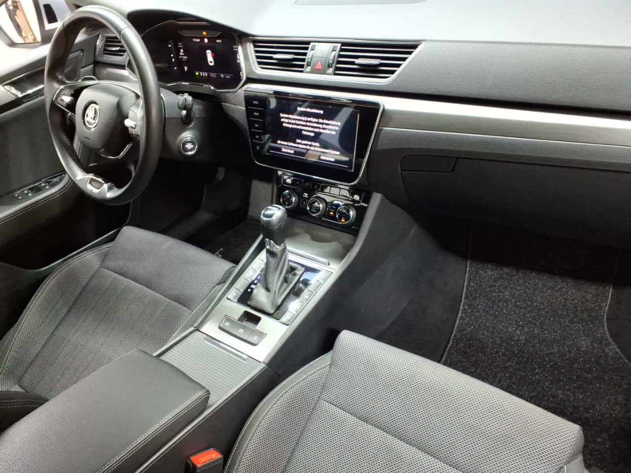 Skoda Superb Combi 2.0 TDI DSG Style 9
