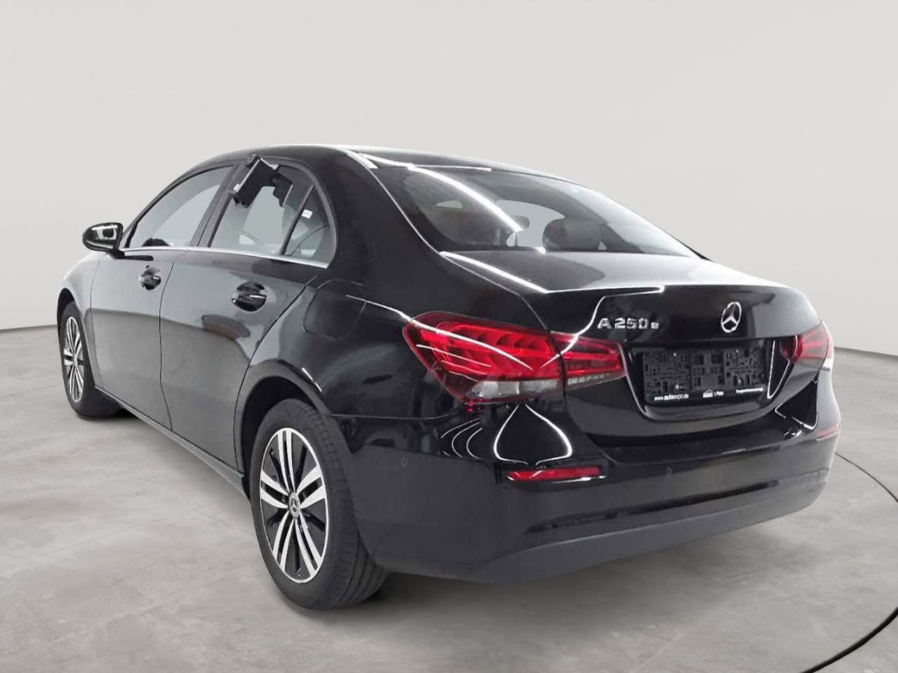 Mercedes-Benz A 250 e 8G-DCT Style 5