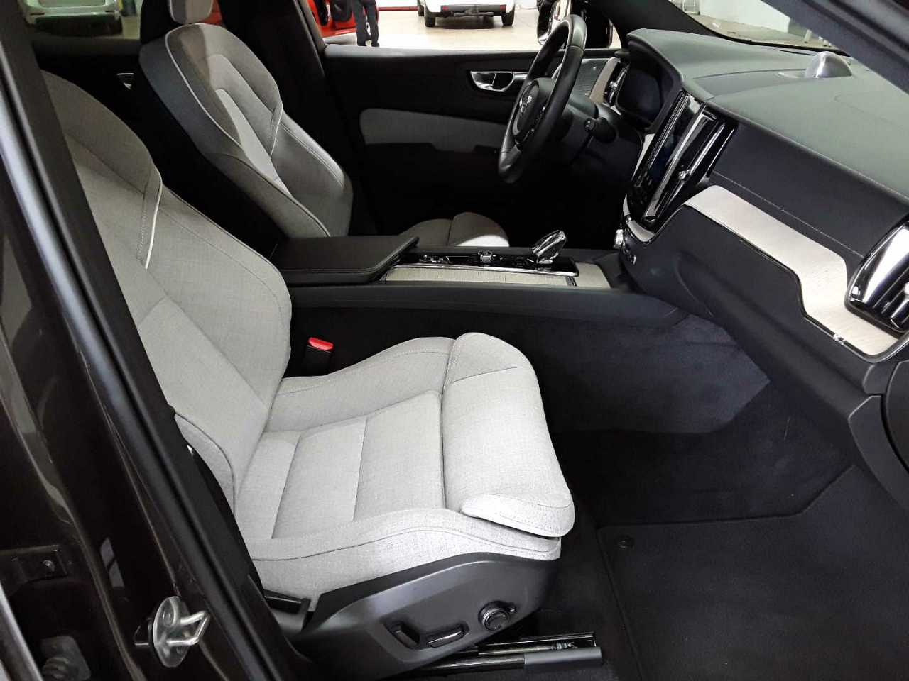 Volvo XC60 T8 AWD Recharge Ultimate Dark 8