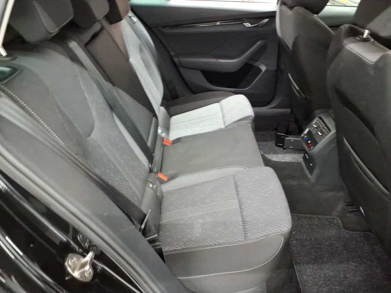 Skoda Octavia Combi 2.0 TDI DSG 4x4 Clever 14