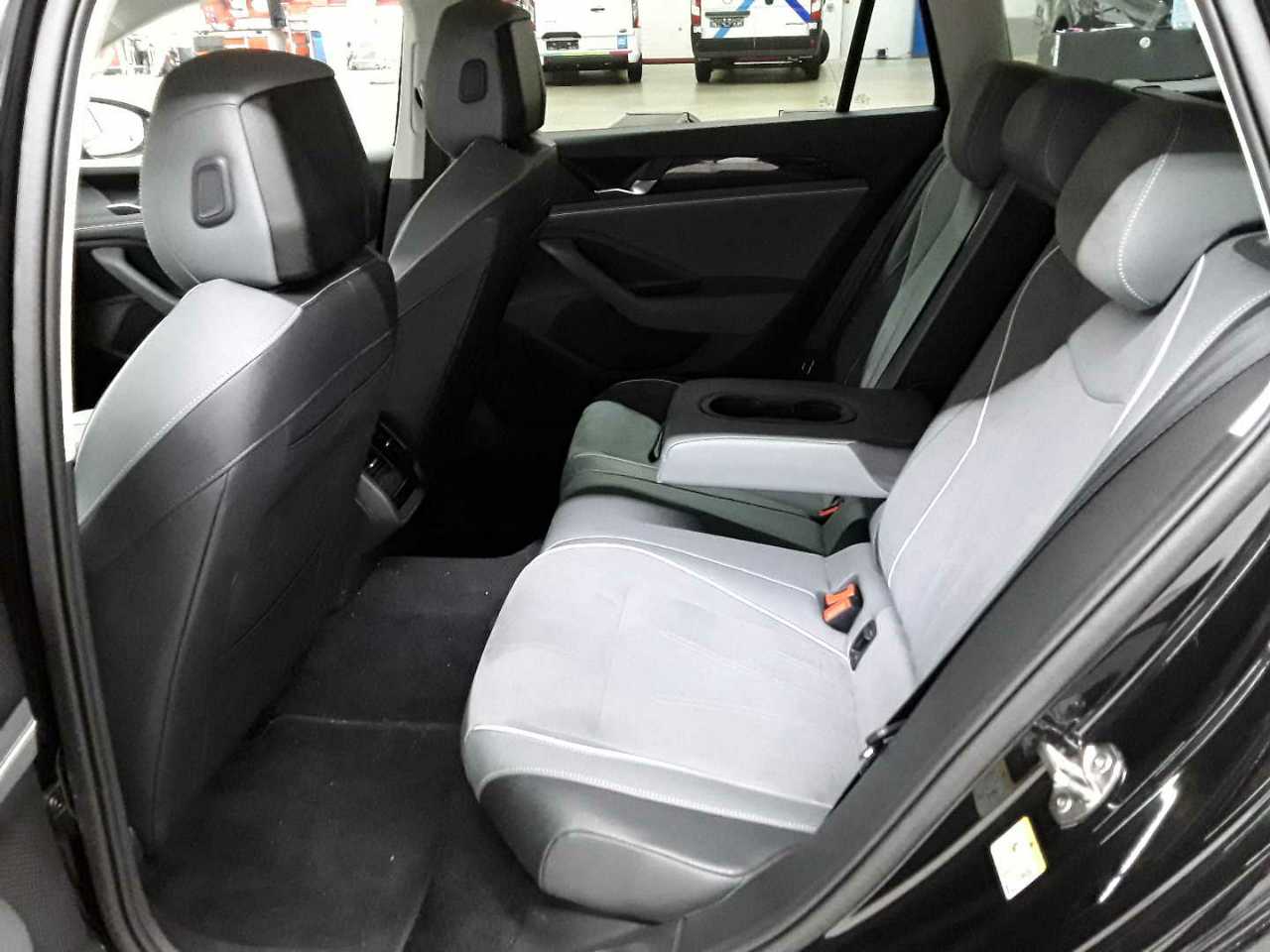 Vw Passat Variant 1.5 e-TSI OPF DSG Business 13