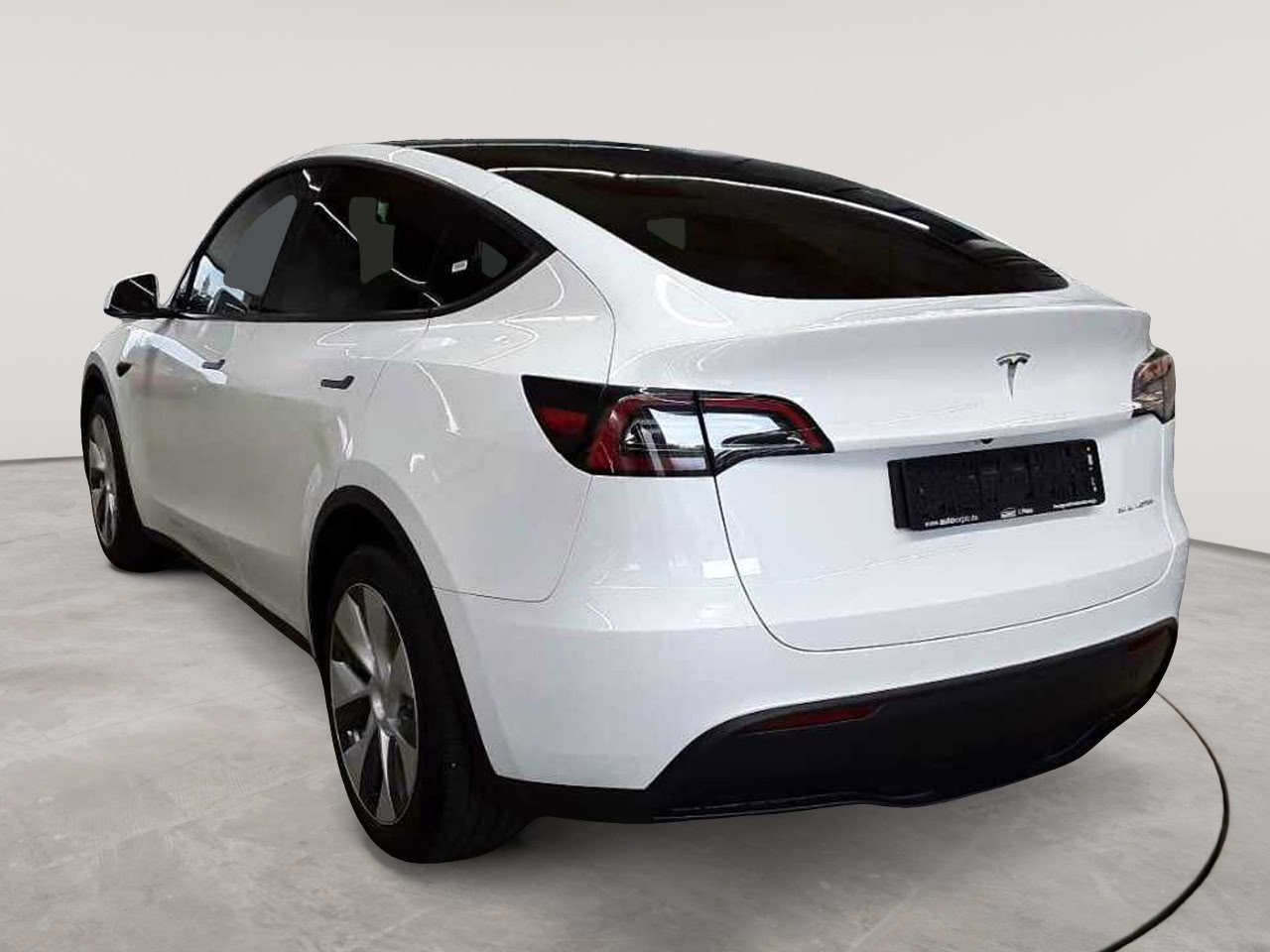 Tesla Model Y Long Range Dual Motor AWD 5