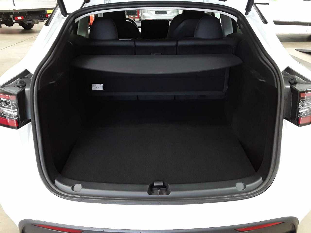 Tesla Model Y Long Range Dual Motor AWD 15