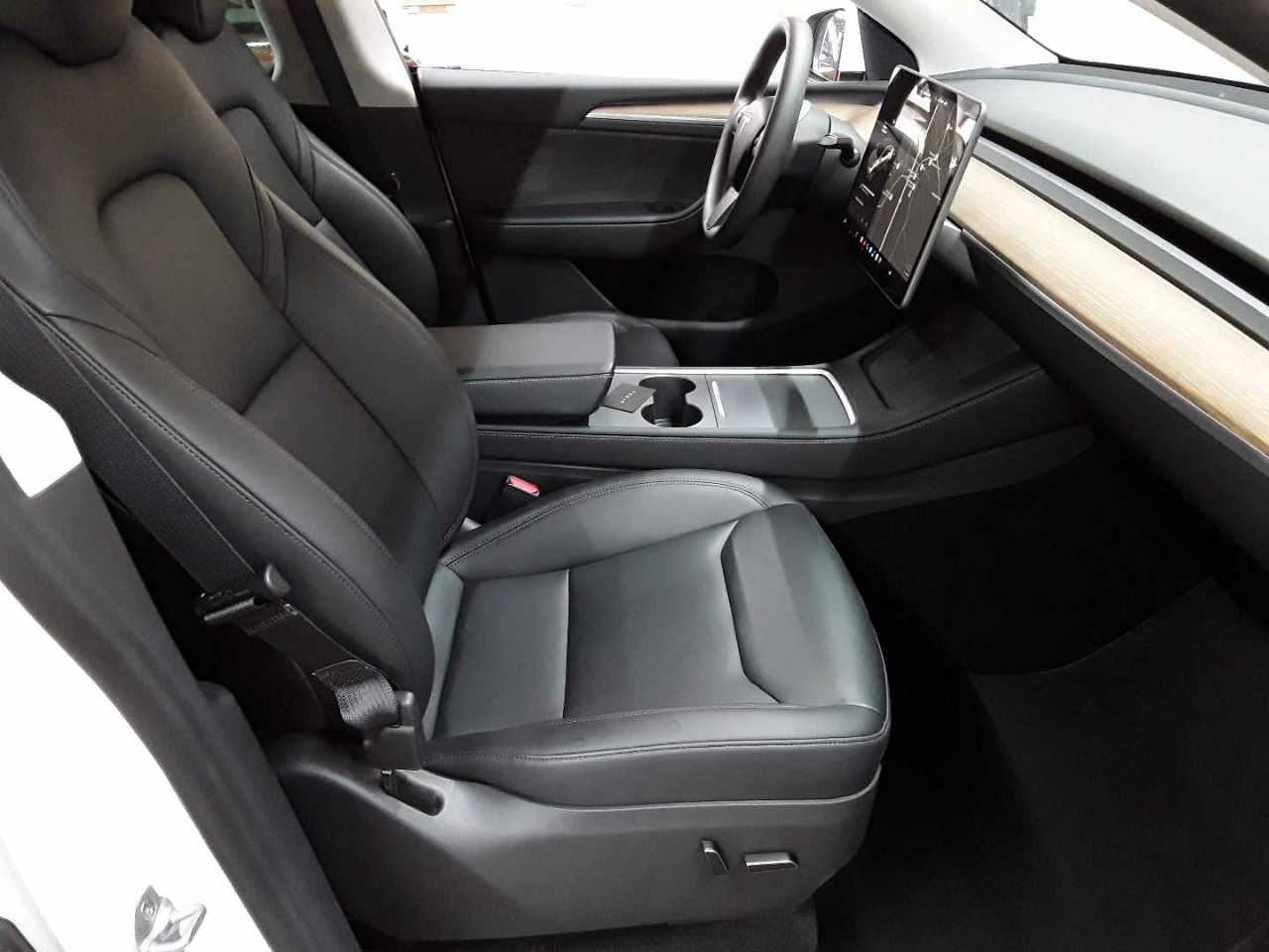 Tesla Model Y Long Range Dual Motor AWD 8