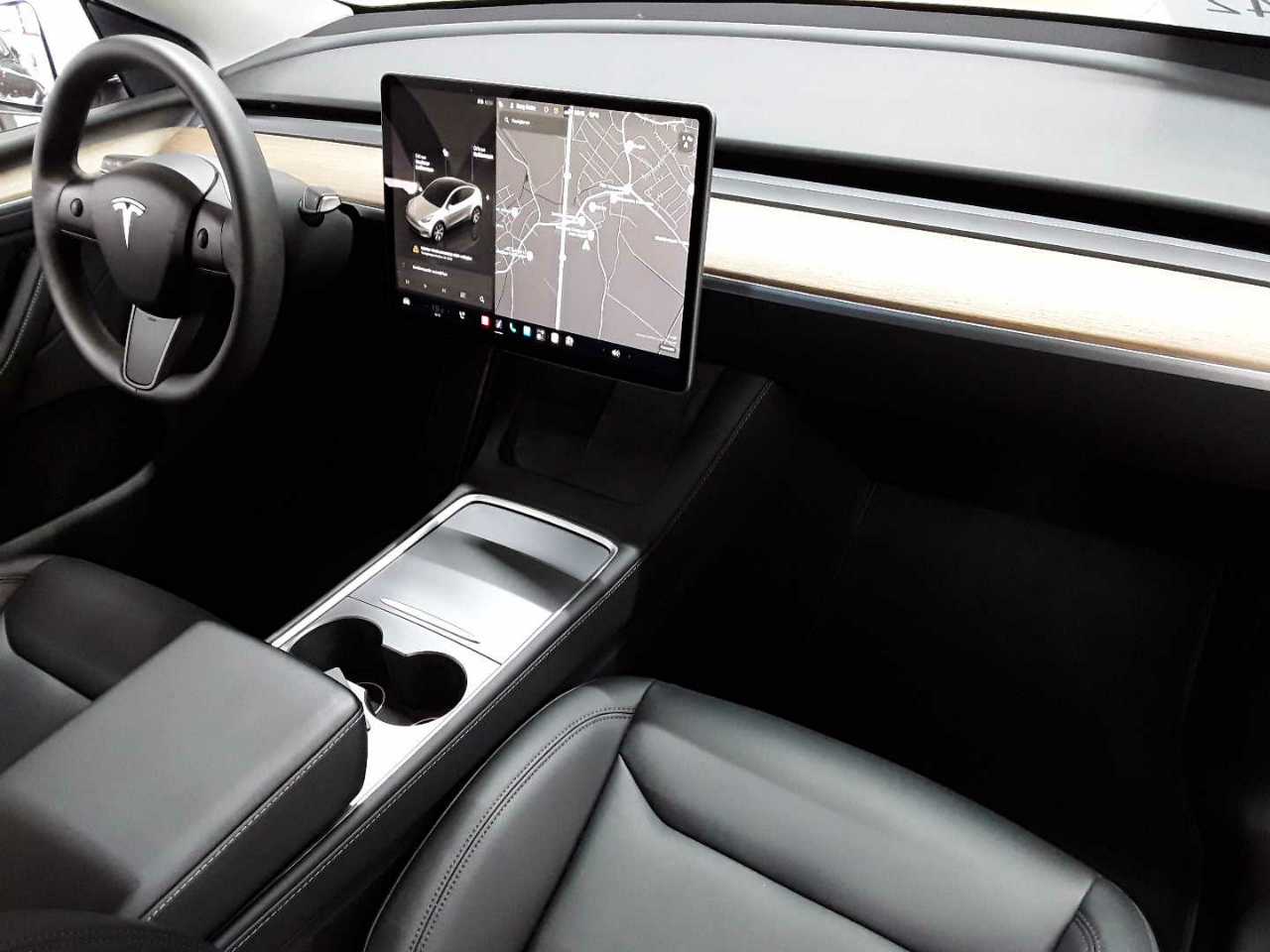 Tesla Model Y Long Range Dual Motor AWD 9