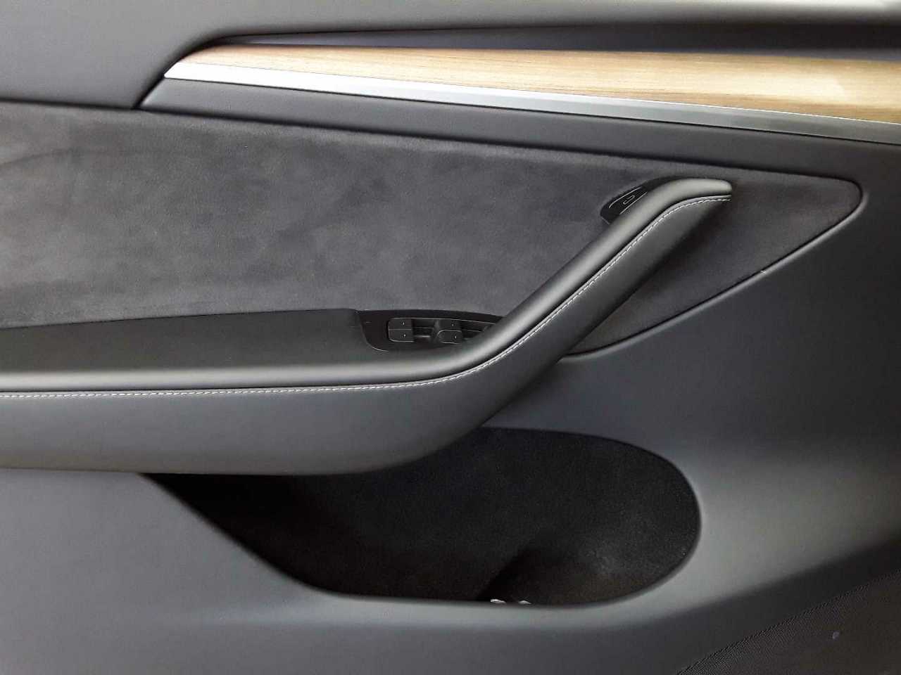 Tesla Model Y Long Range Dual Motor AWD 18