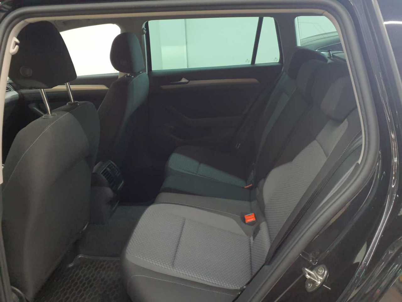 Vw Passat Variant 2.0 TDI SCR DSG Conceptline 13