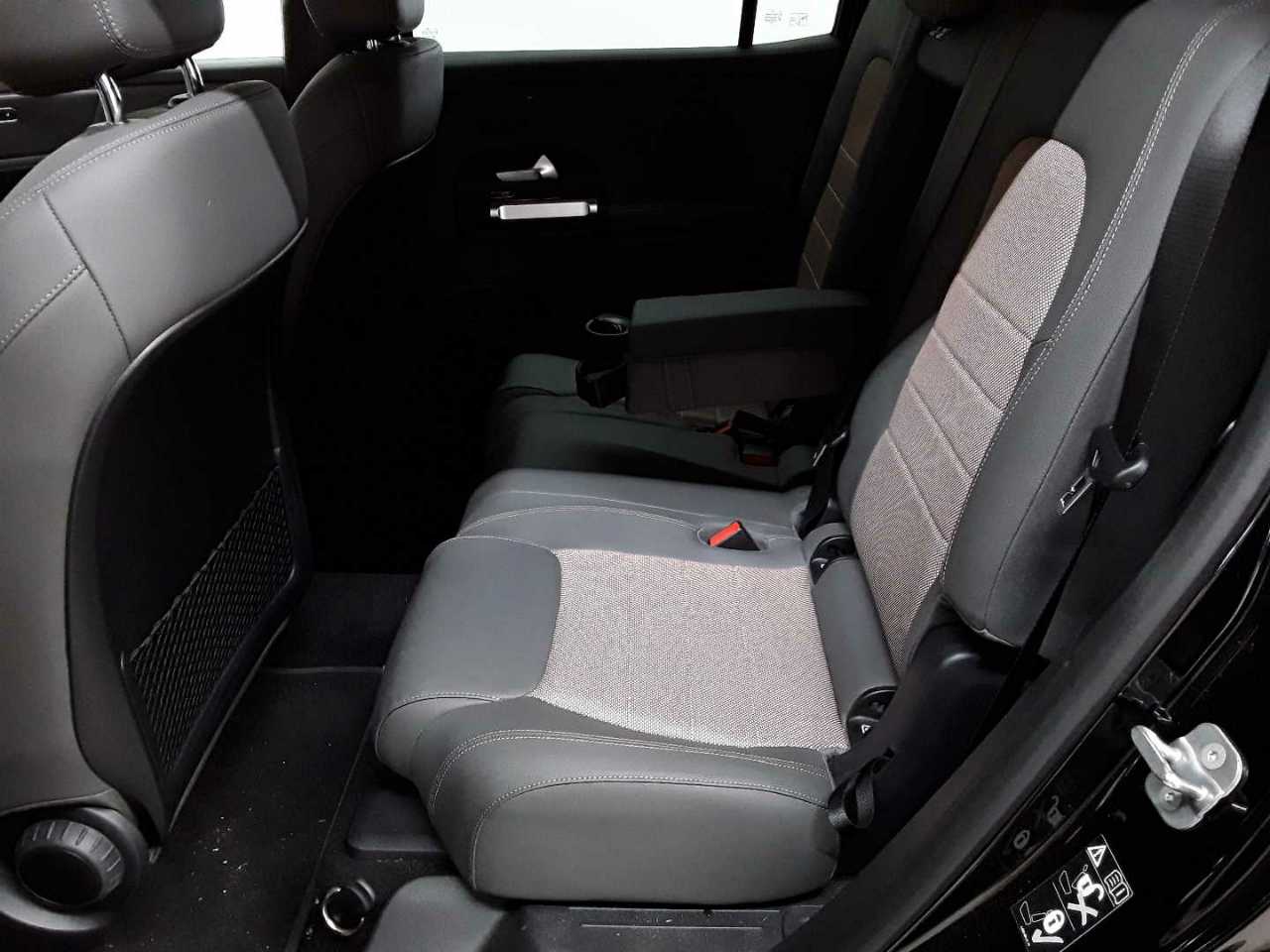 Mercedes-Benz EQB 250 Electric Art 13