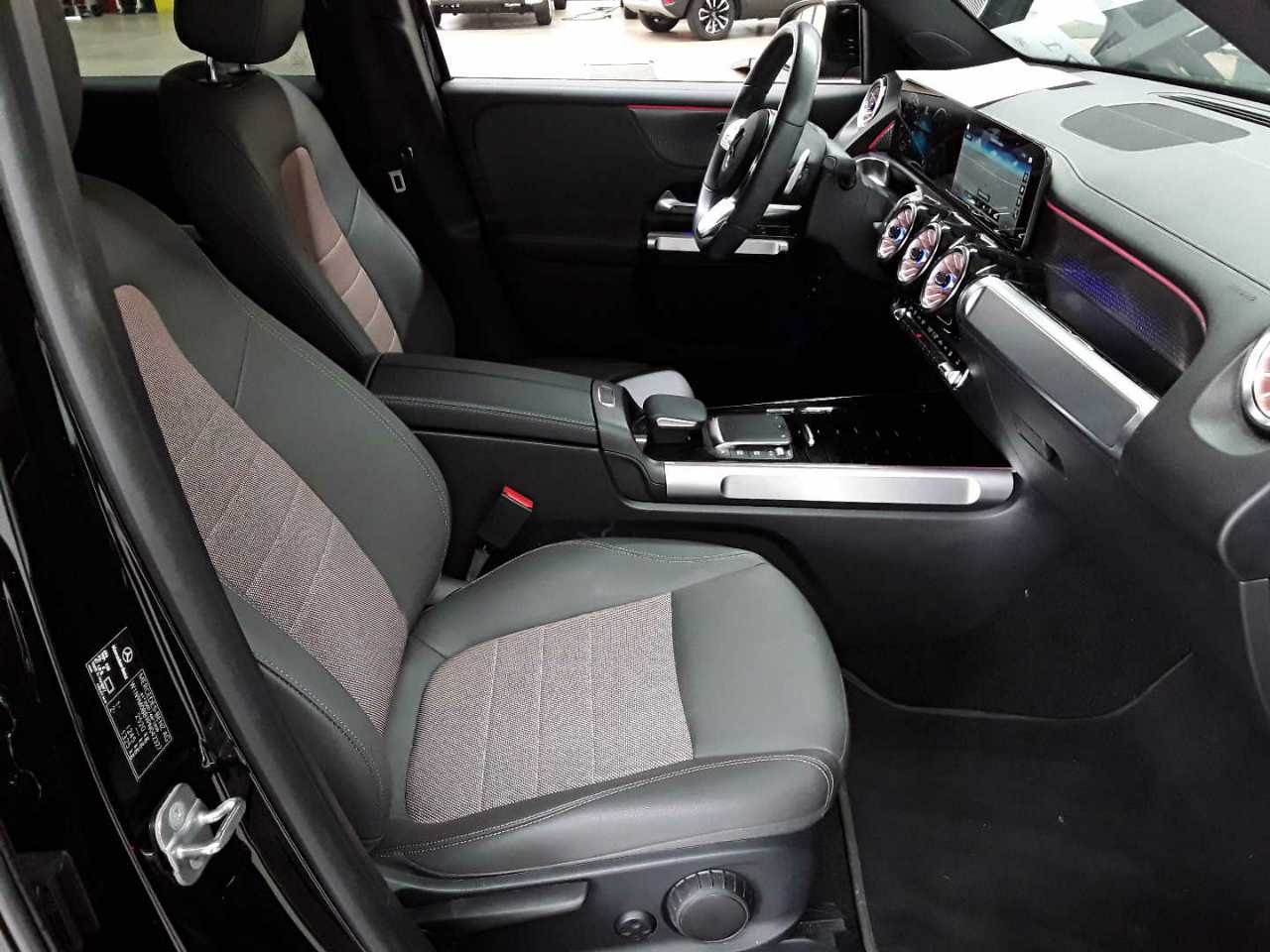 Mercedes-Benz EQB 250 Electric Art 8