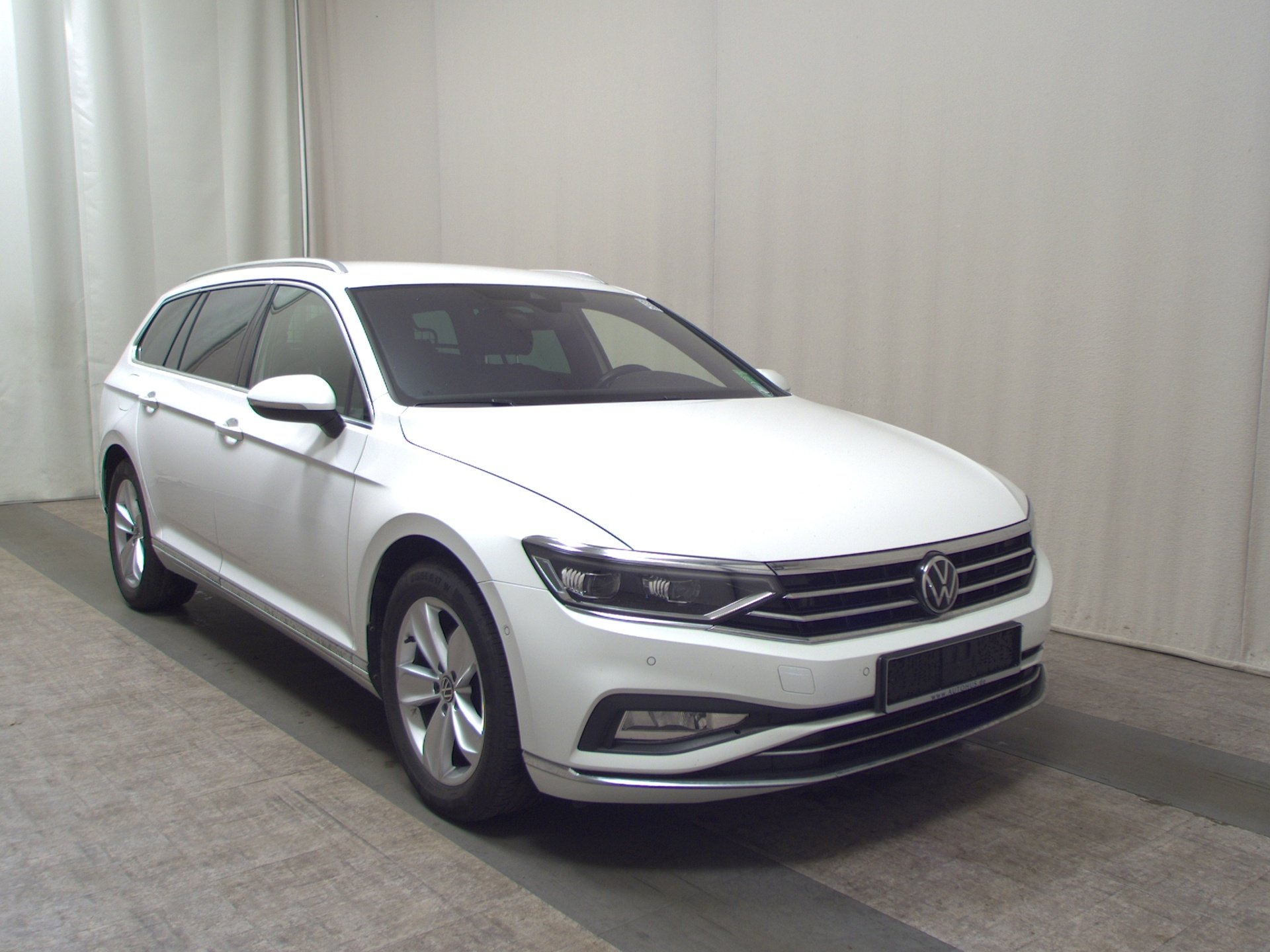 Volkswagen Passat Var. 2.0 TDI Elegance Navi IQ.Light AID 3