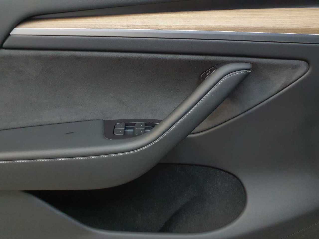 Tesla Model Y Performance Dual Motor AWD 19
