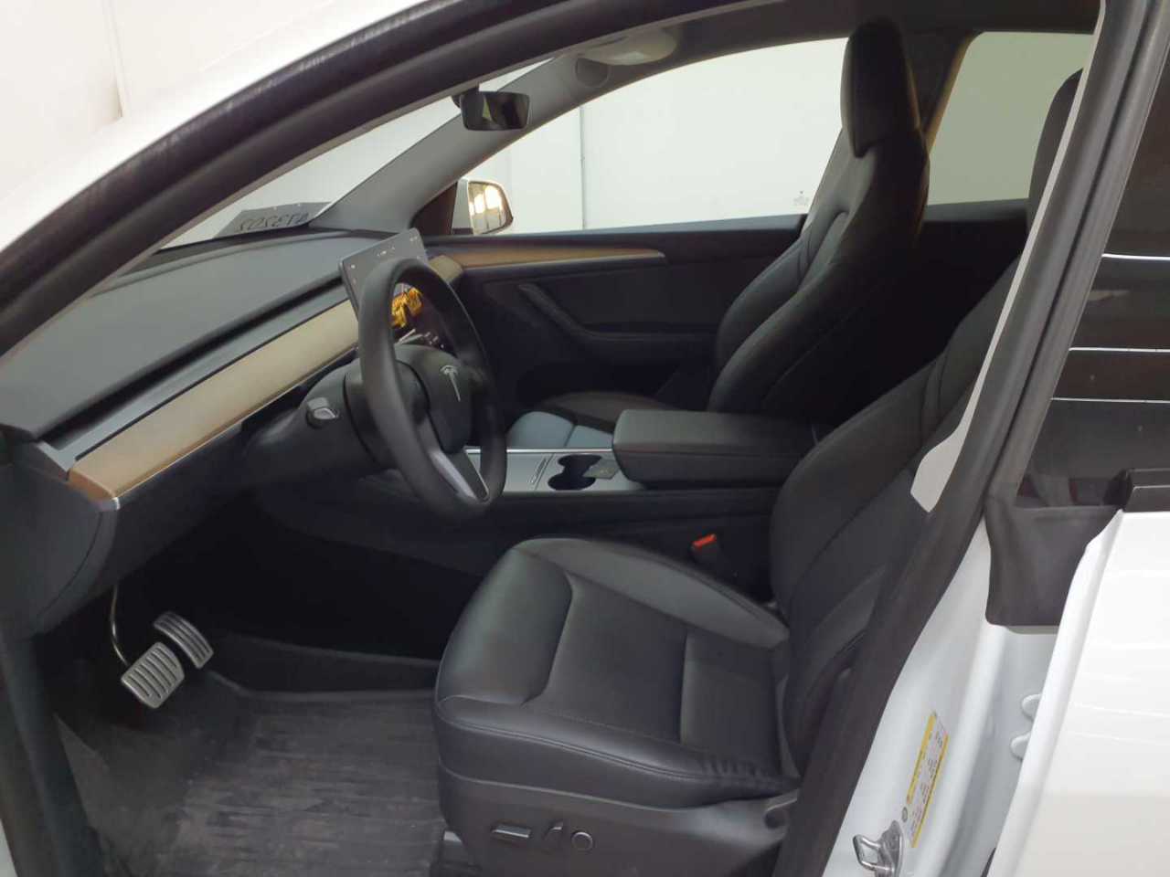 Tesla Model Y Performance Dual Motor AWD 7