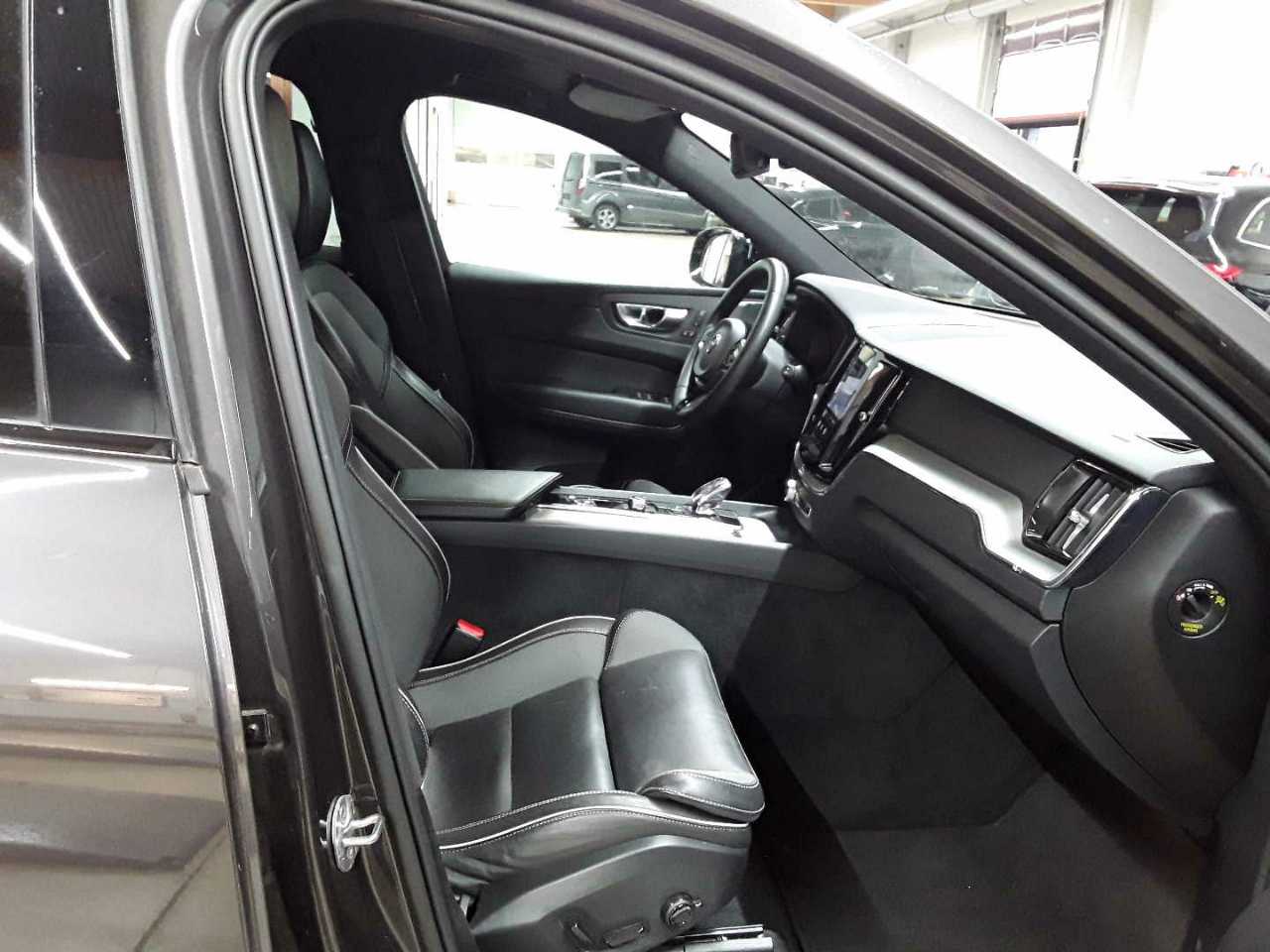 Volvo XC60 B4 D Plus Dark 8