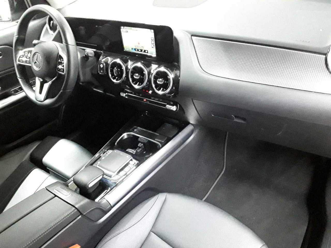 Mercedes-Benz GLA 180 7G-DCT Progressive 9