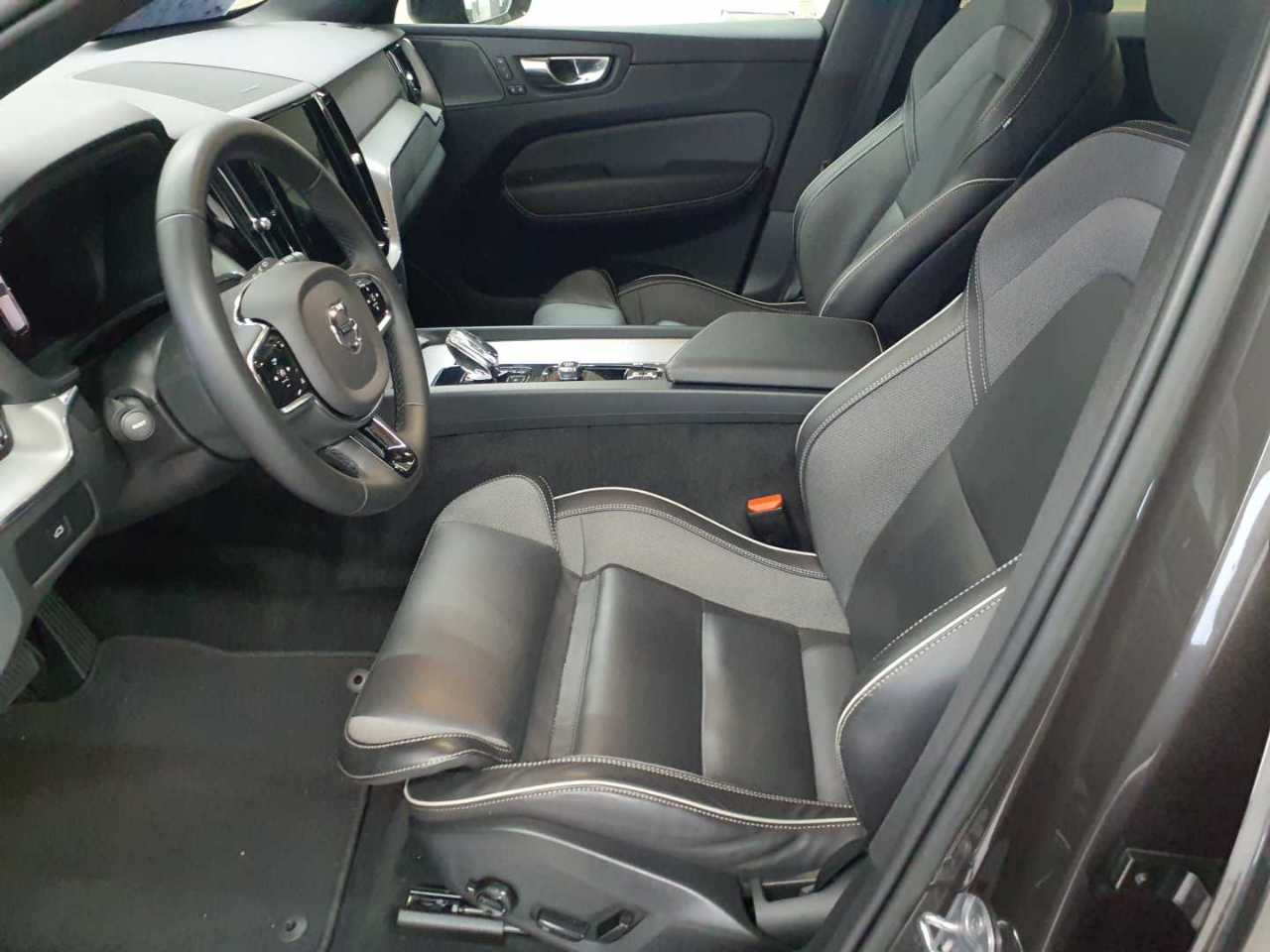 Volvo XC60 B4 D AWD Plus Dark 7