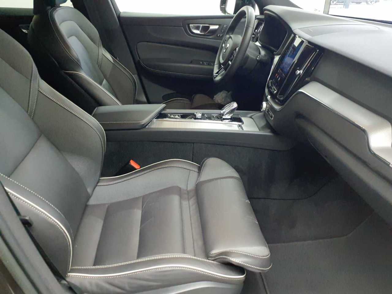 Volvo XC60 B4 D AWD Plus Dark 8