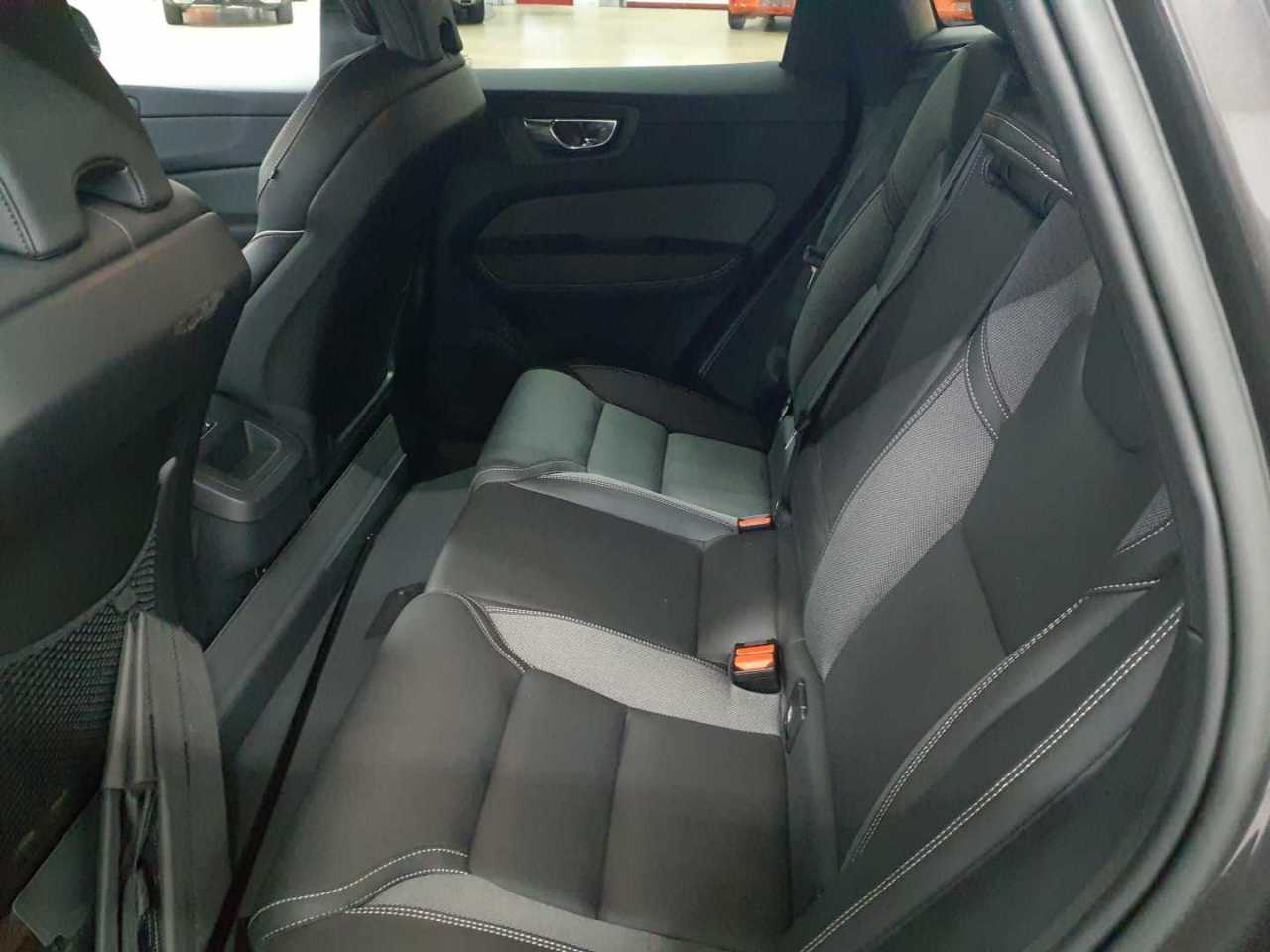 Volvo XC60 B4 D AWD Plus Dark 13