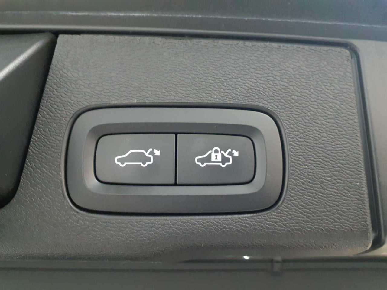 Volvo XC60 B4 D AWD Plus Dark 16