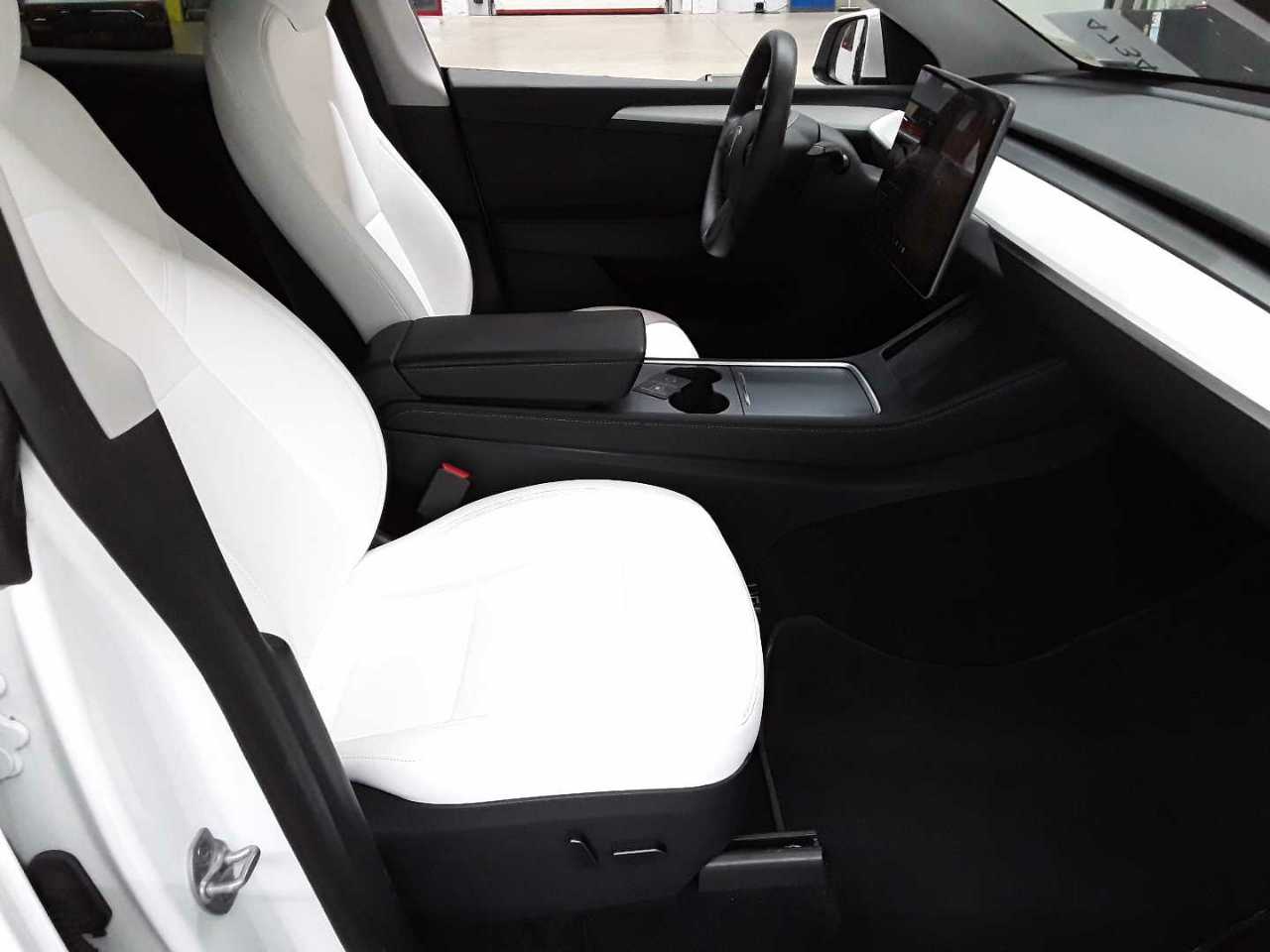 Tesla Model Y Long Range Dual Motor AWD 8