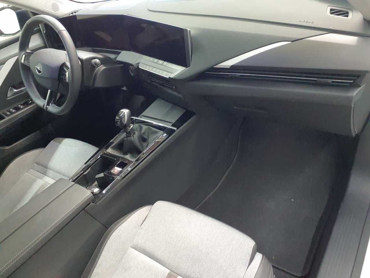 Opel Astra 1.2 Turbo Elegance 9