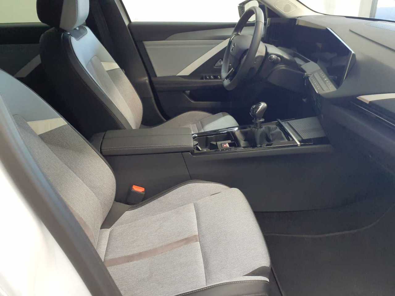 Opel Astra 1.2 Turbo Elegance 8