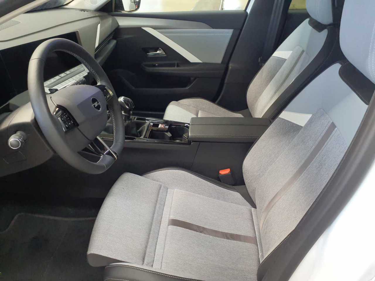 Opel Astra 1.2 Turbo Elegance 7