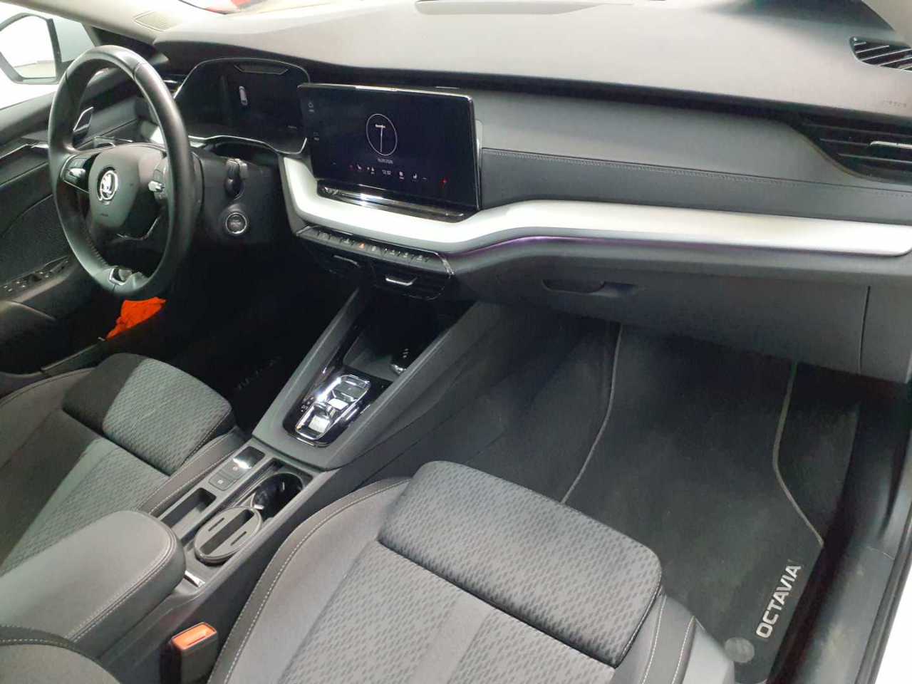 Skoda Octavia Combi 2.0 TDI DSG Clever 9