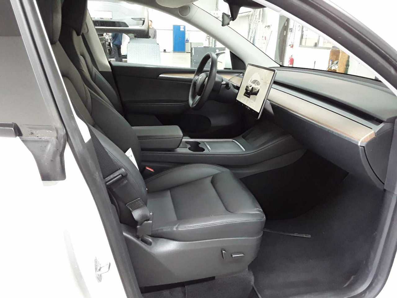 Tesla Model Y Long Range Dual Motor AWD 8