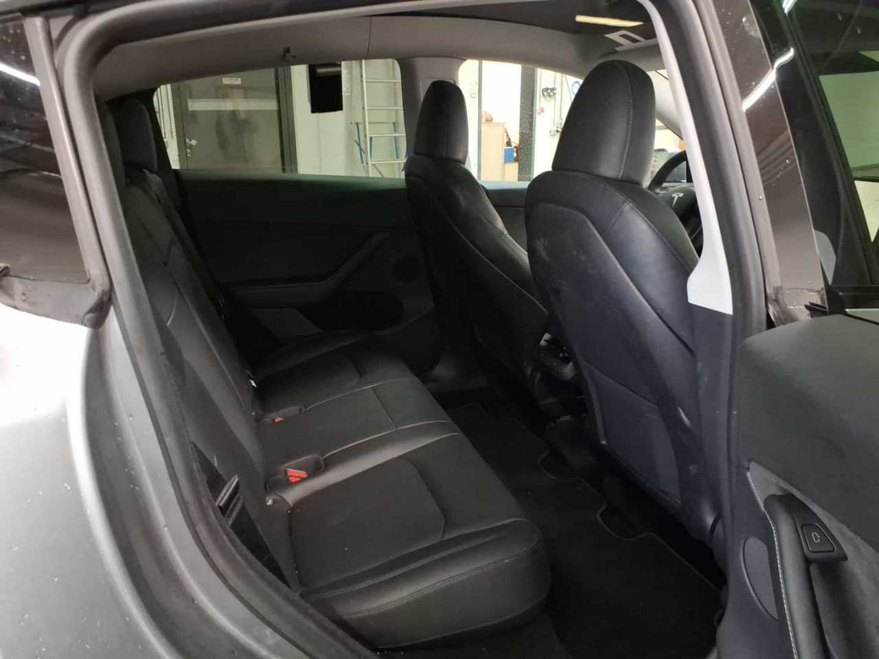 Tesla Model Y Long Range Dual Motor AWD 14
