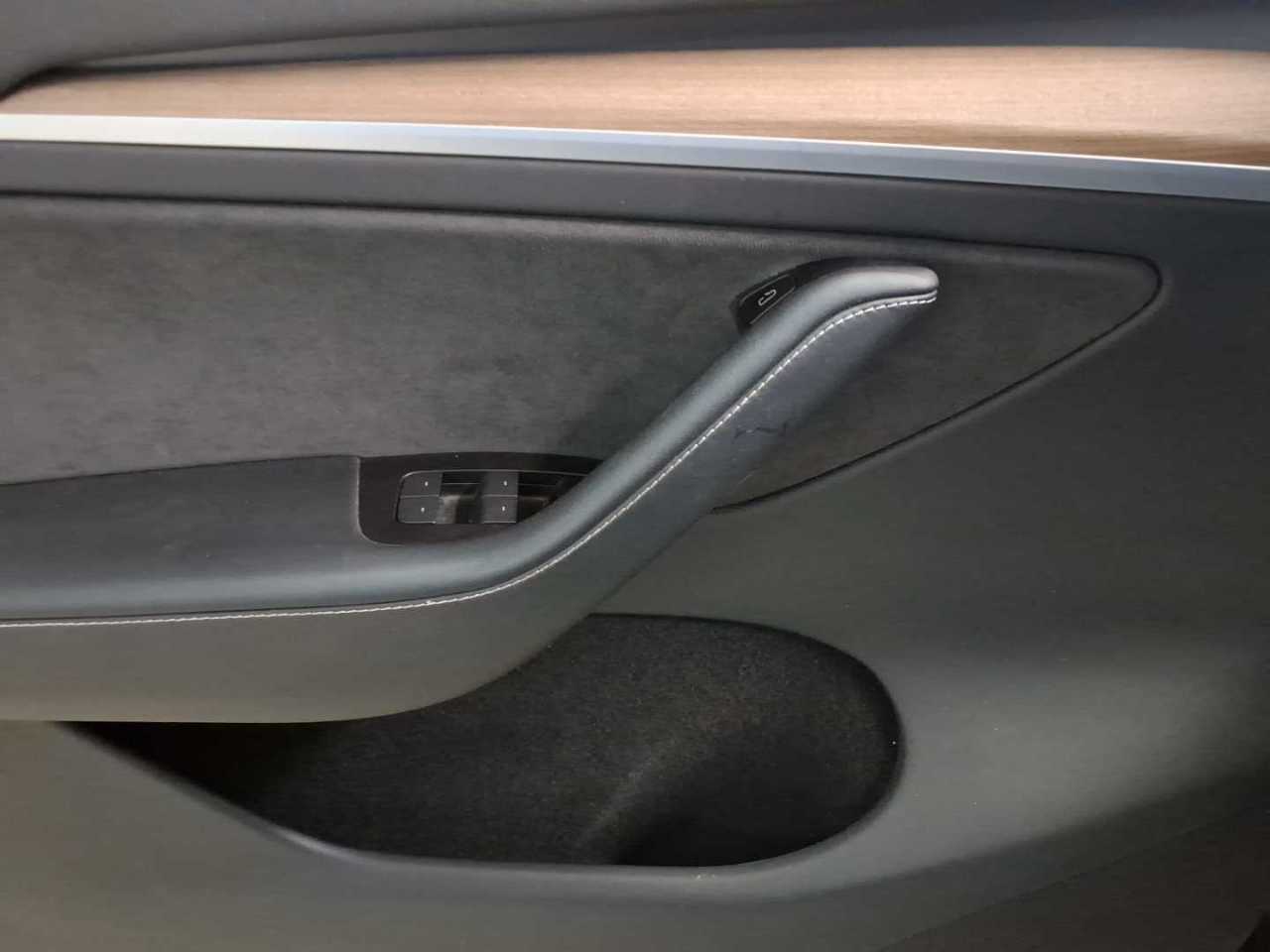 Tesla Model Y Long Range Dual Motor AWD 19