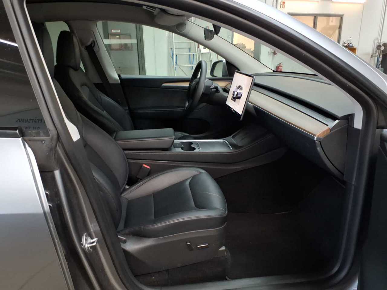 Tesla Model Y Long Range Dual Motor AWD 8