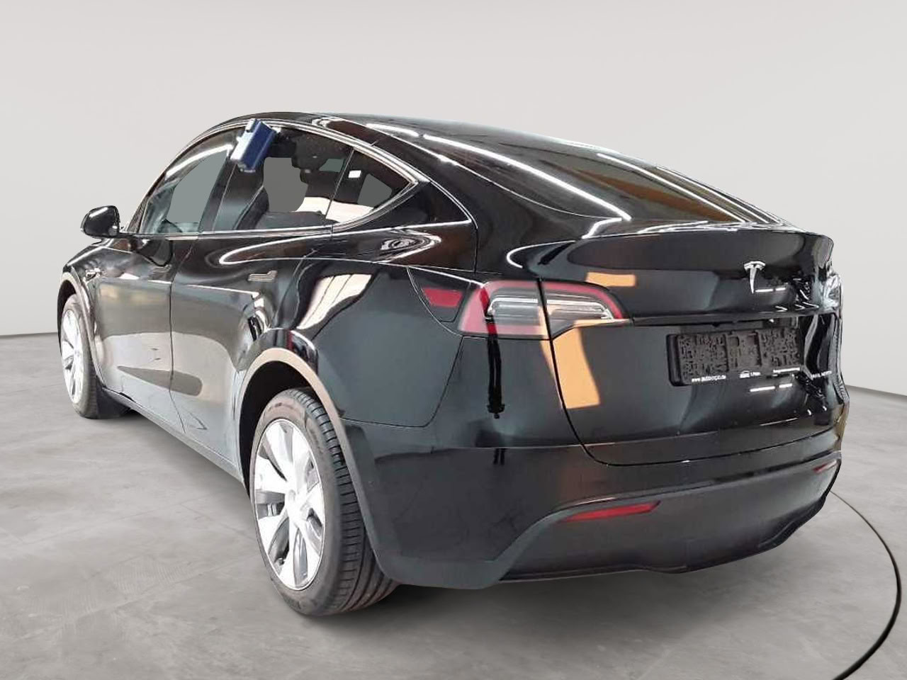 Tesla Model Y Long Range Dual Motor AWD 5
