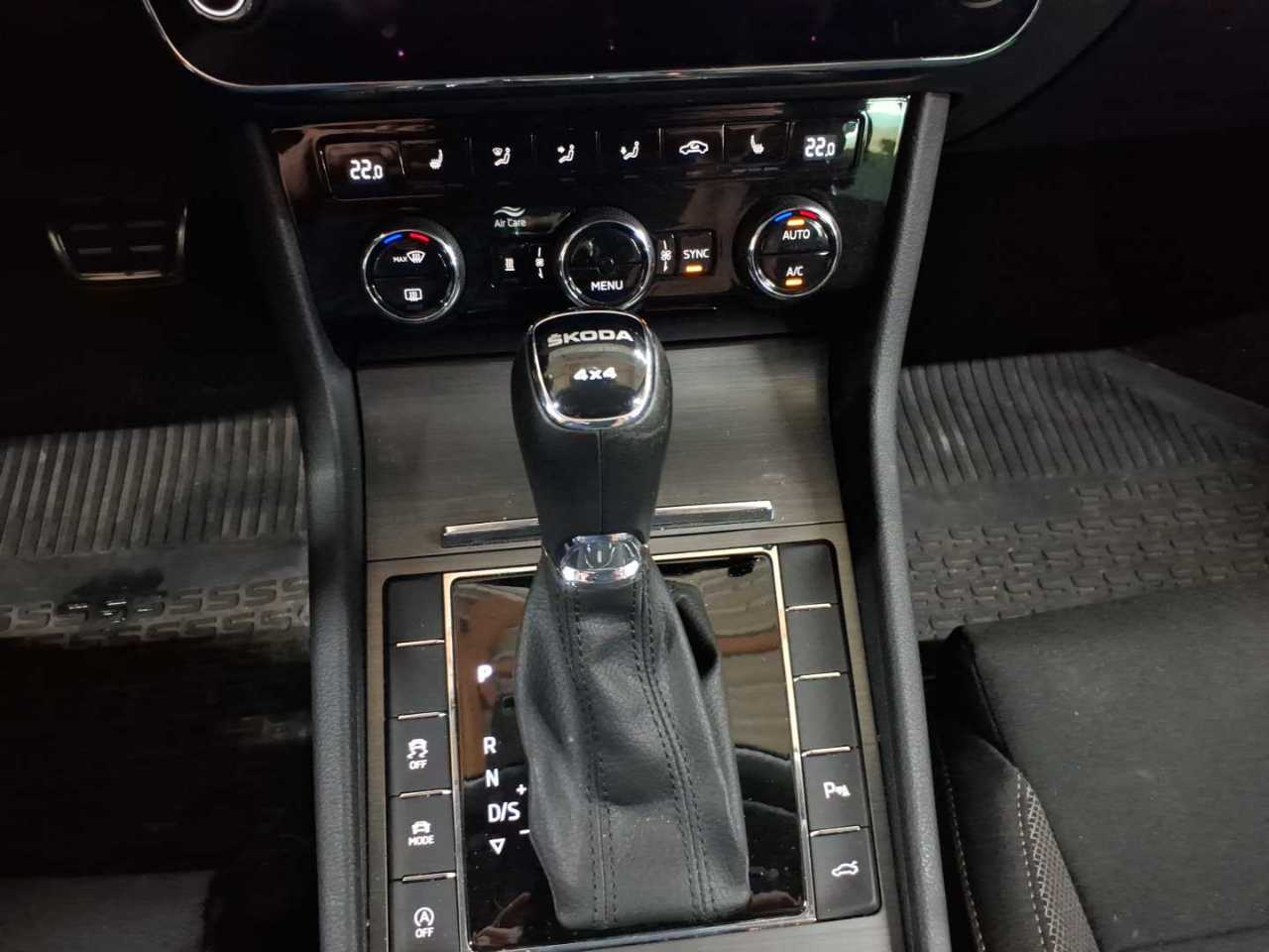 Skoda Superb Combi 2.0 TDI 4x4 DSG Scout 10