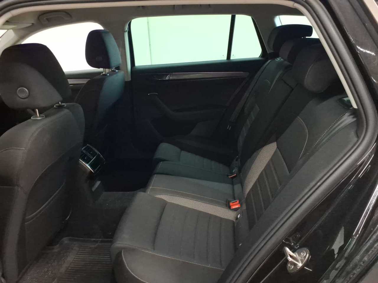 Skoda Superb Combi 2.0 TDI 4x4 DSG Scout 13