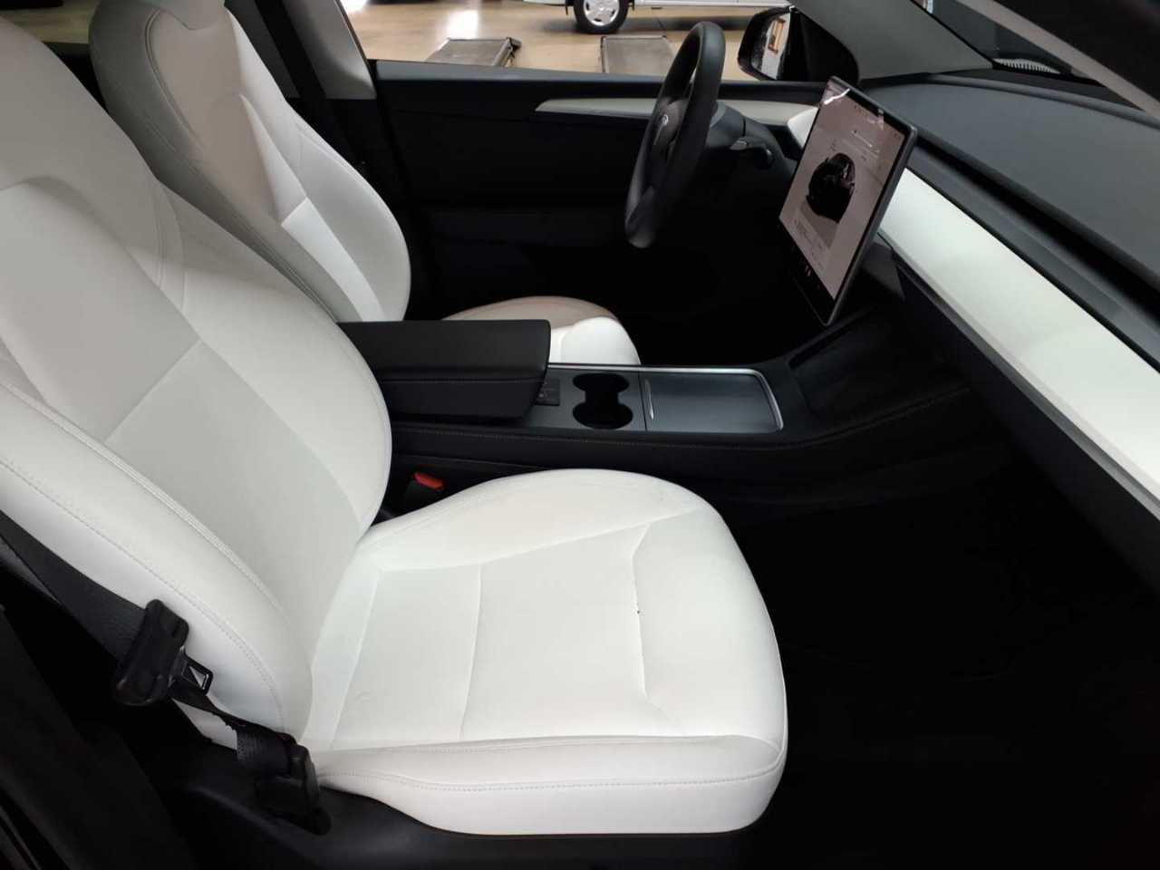 Tesla Model Y Performance Dual Motor AWD 8