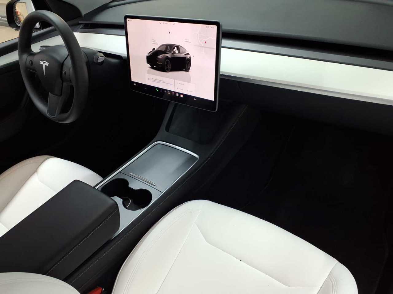 Tesla Model Y Performance Dual Motor AWD 9