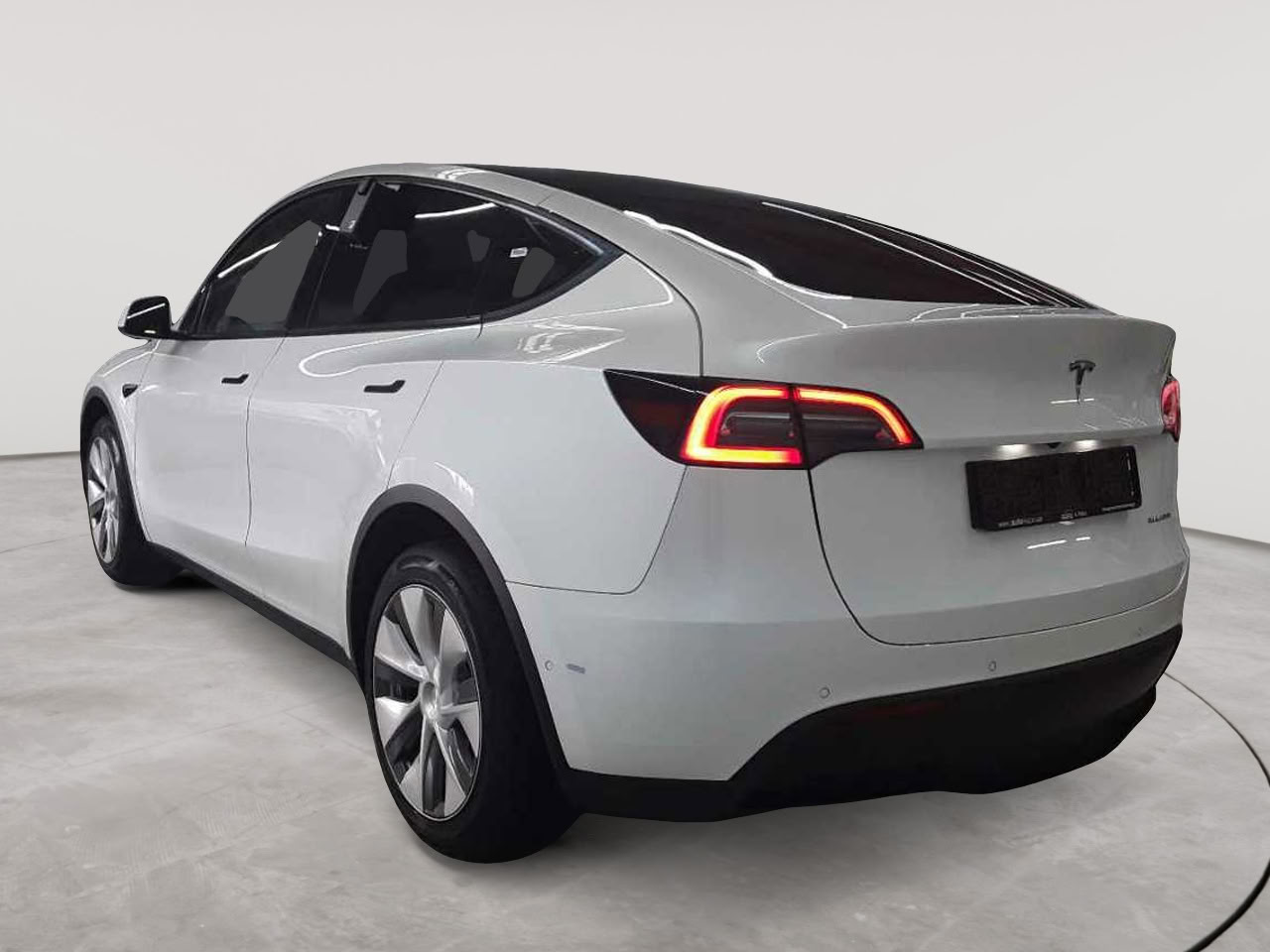 Tesla Model Y Long Range Dual Motor AWD 5