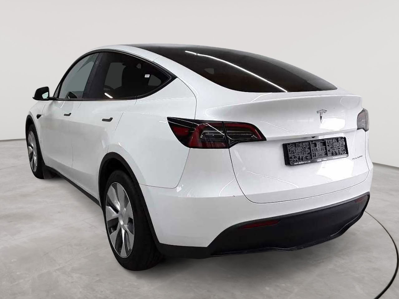 Tesla Model Y Long Range Dual Motor AWD 5